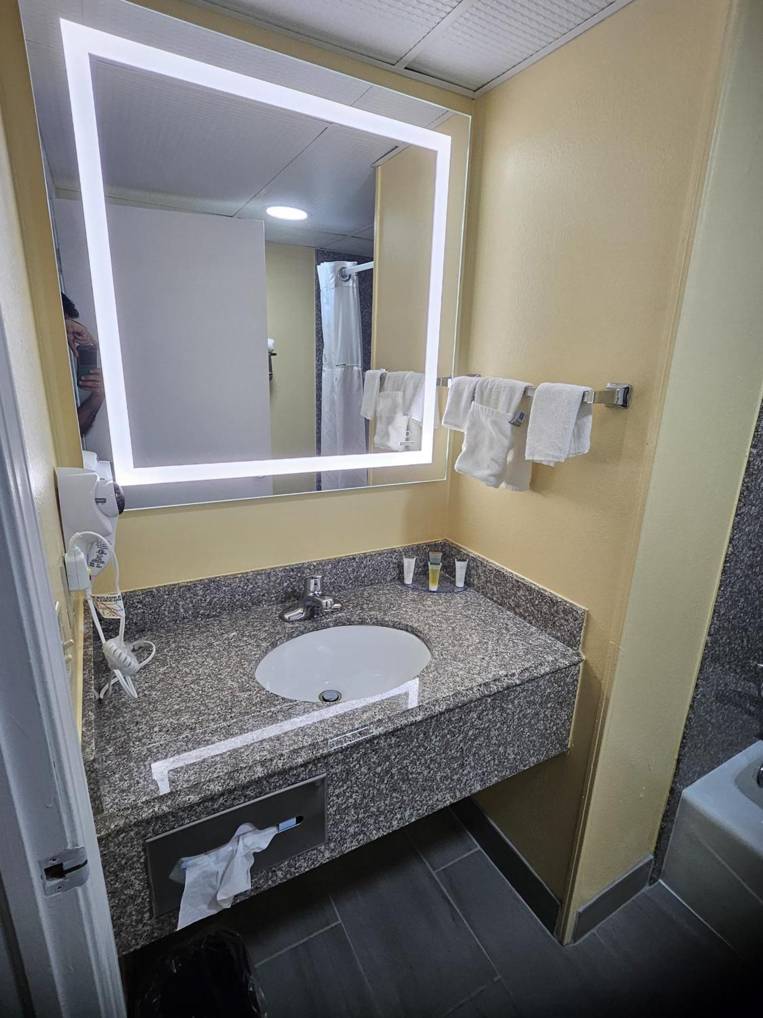 Super 8 By Wyndham Clinton Hotel Luaran gambar