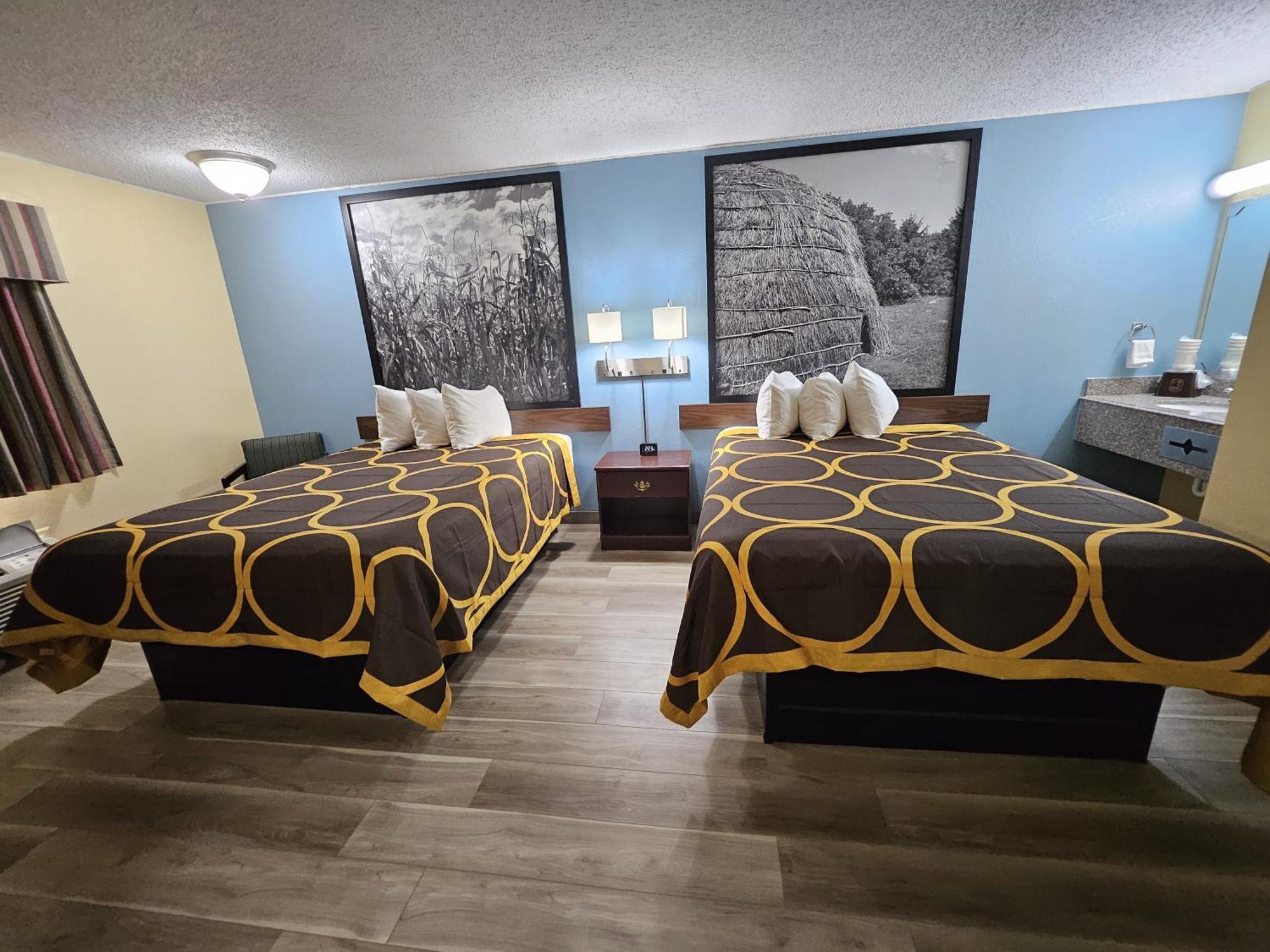 Super 8 By Wyndham Clinton Hotel Luaran gambar