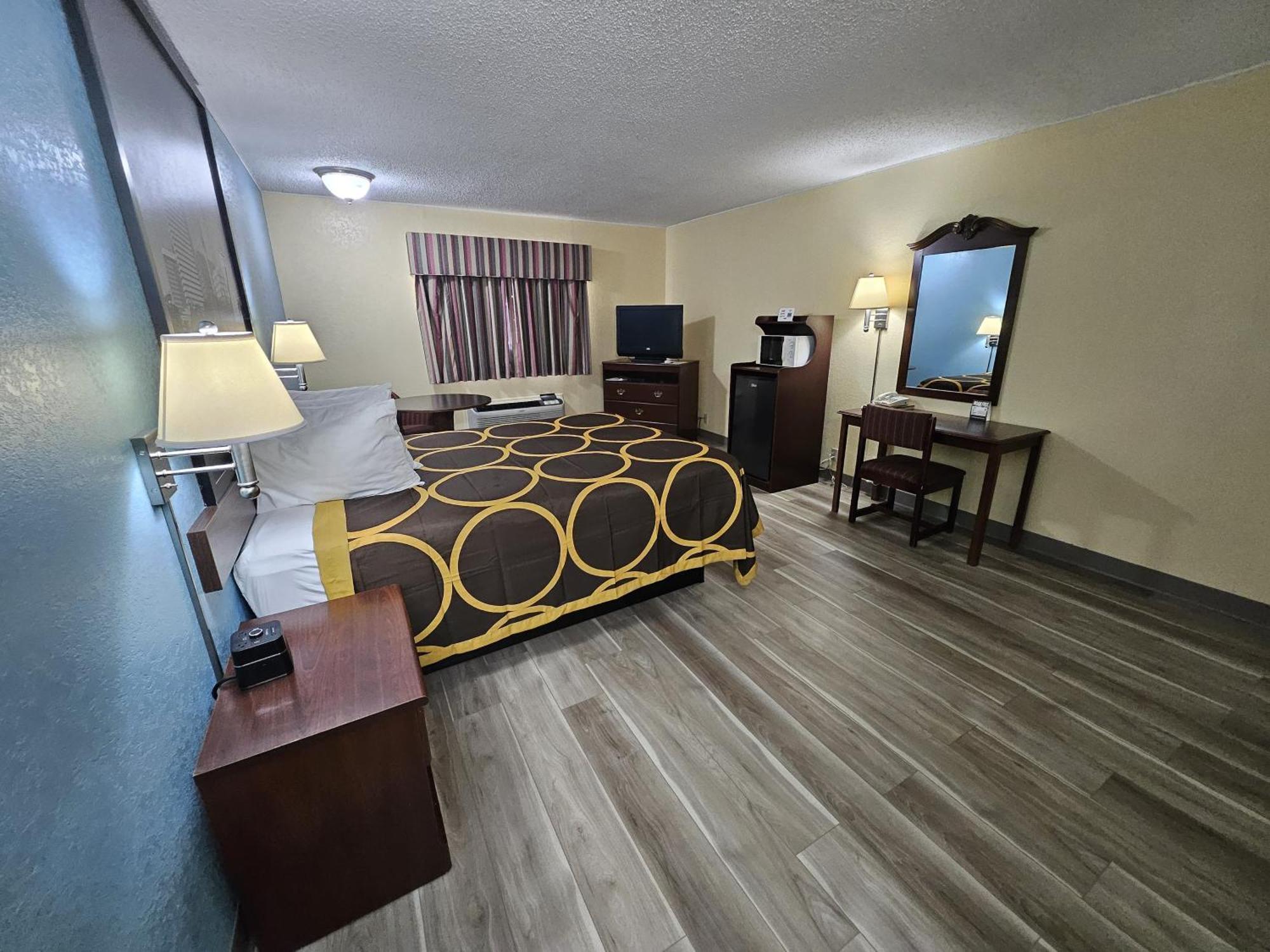 Super 8 By Wyndham Clinton Hotel Luaran gambar