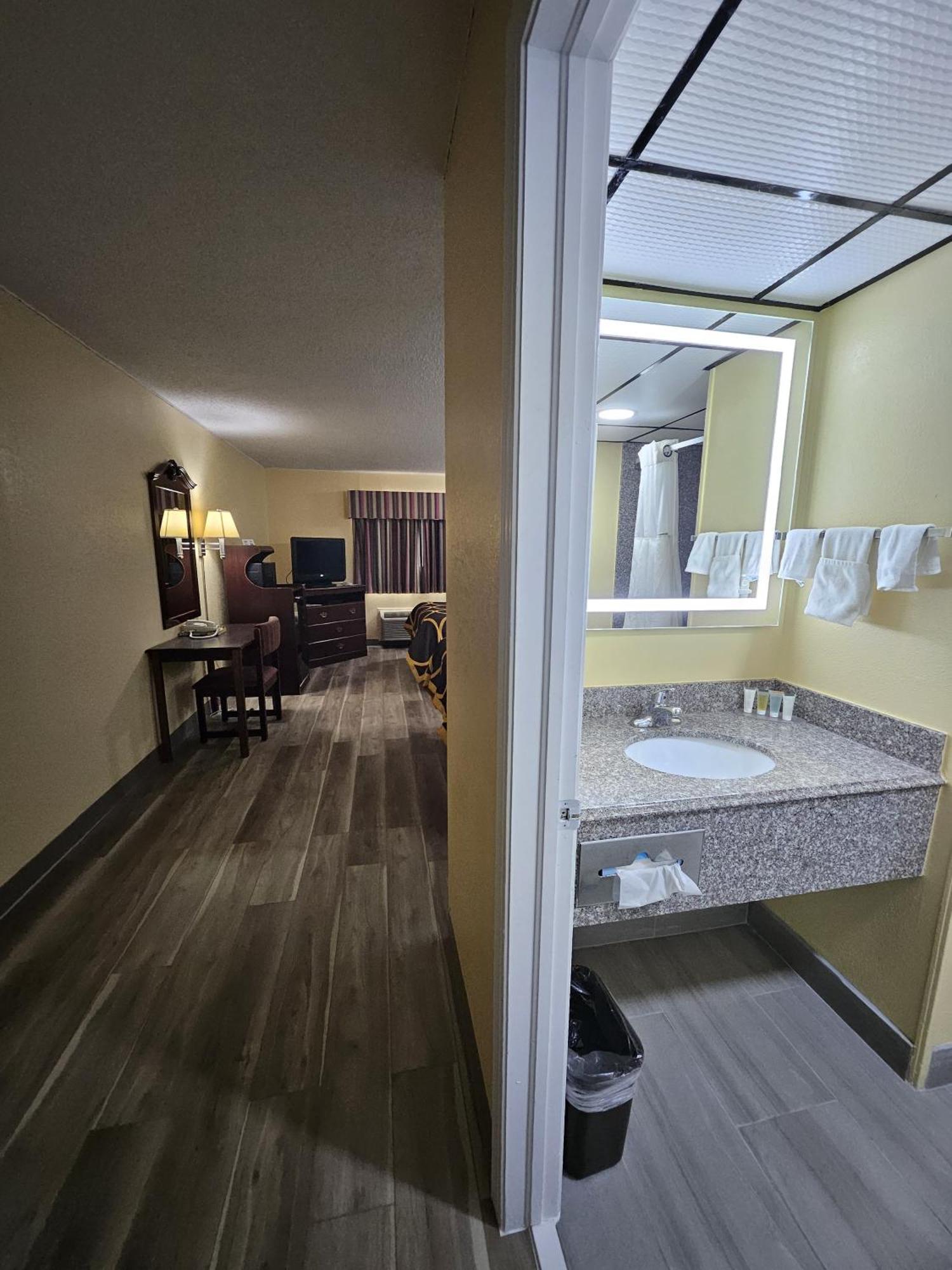Super 8 By Wyndham Clinton Hotel Luaran gambar