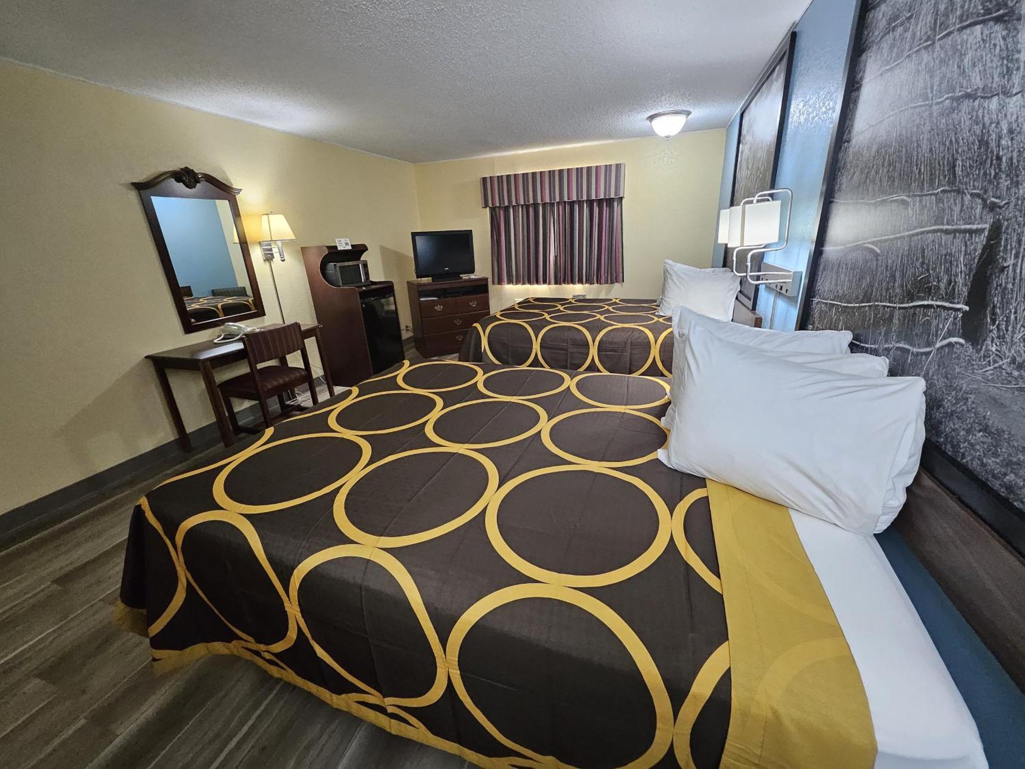 Super 8 By Wyndham Clinton Hotel Luaran gambar