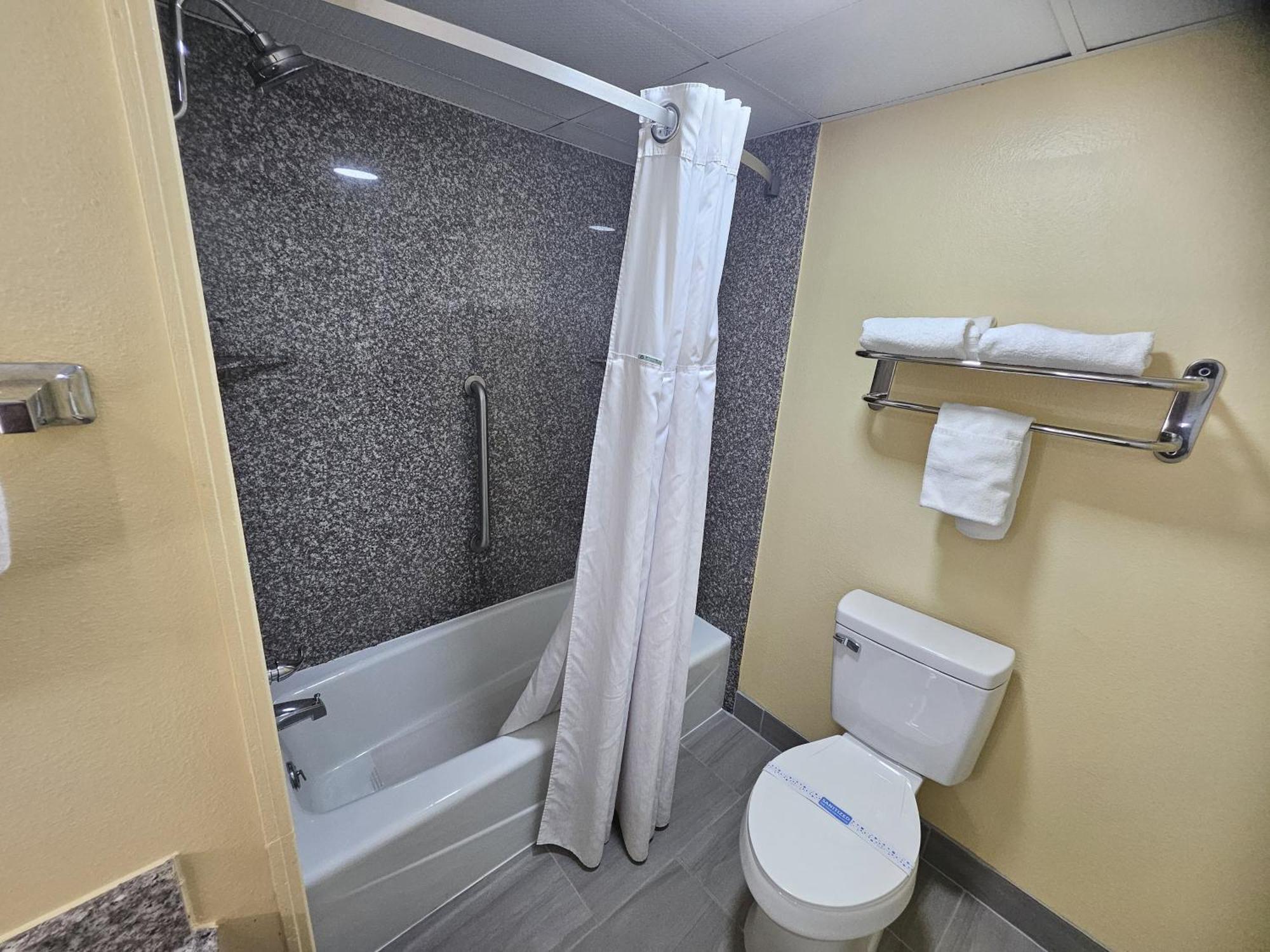 Super 8 By Wyndham Clinton Hotel Luaran gambar