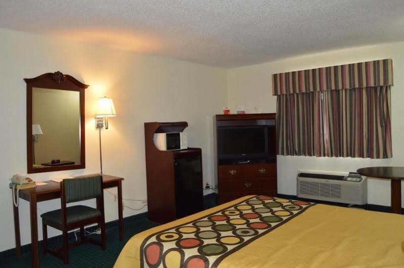 Super 8 By Wyndham Clinton Hotel Luaran gambar